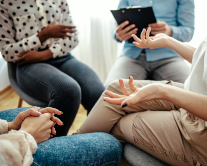 Grupo de pessoas reuniunidas fazendo terapia em grupo